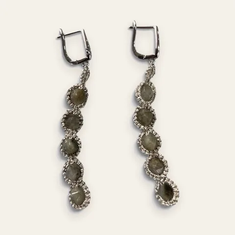 Aros Camino de Piedras (una fila): aros largos de encaje frivolité tejido a mano en hilo metalizado plata envejecida, con cuentas facetadas gris verdosas de aspecto mineral