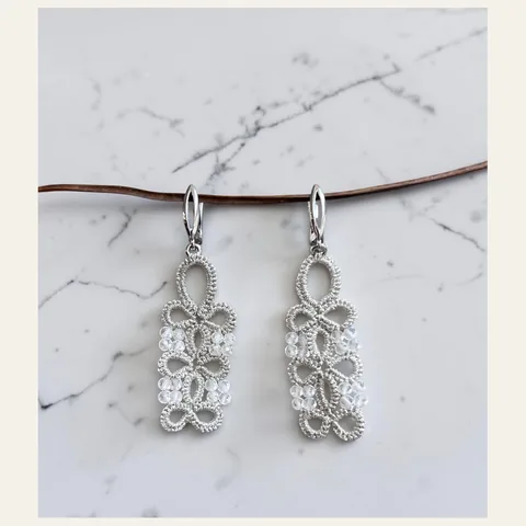 Aros Cristal de Escarcha: aros largos de encaje frivolité tejido a mano en hilo metalizado plateado, con cristal facetado celeste hielo