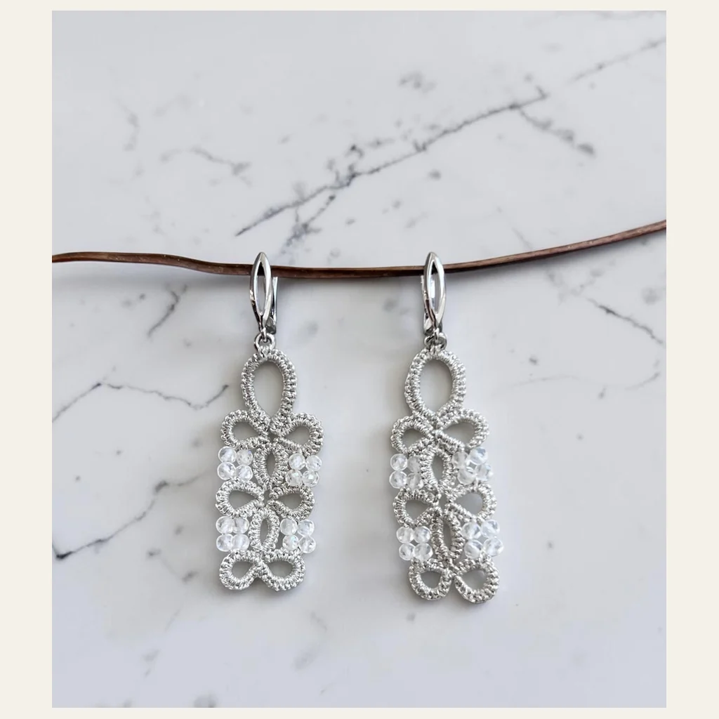 Aros Cristal de Escarcha: aros largos de encaje frivolité tejido a mano en hilo metalizado plateado, con cristal facetado celeste hielo