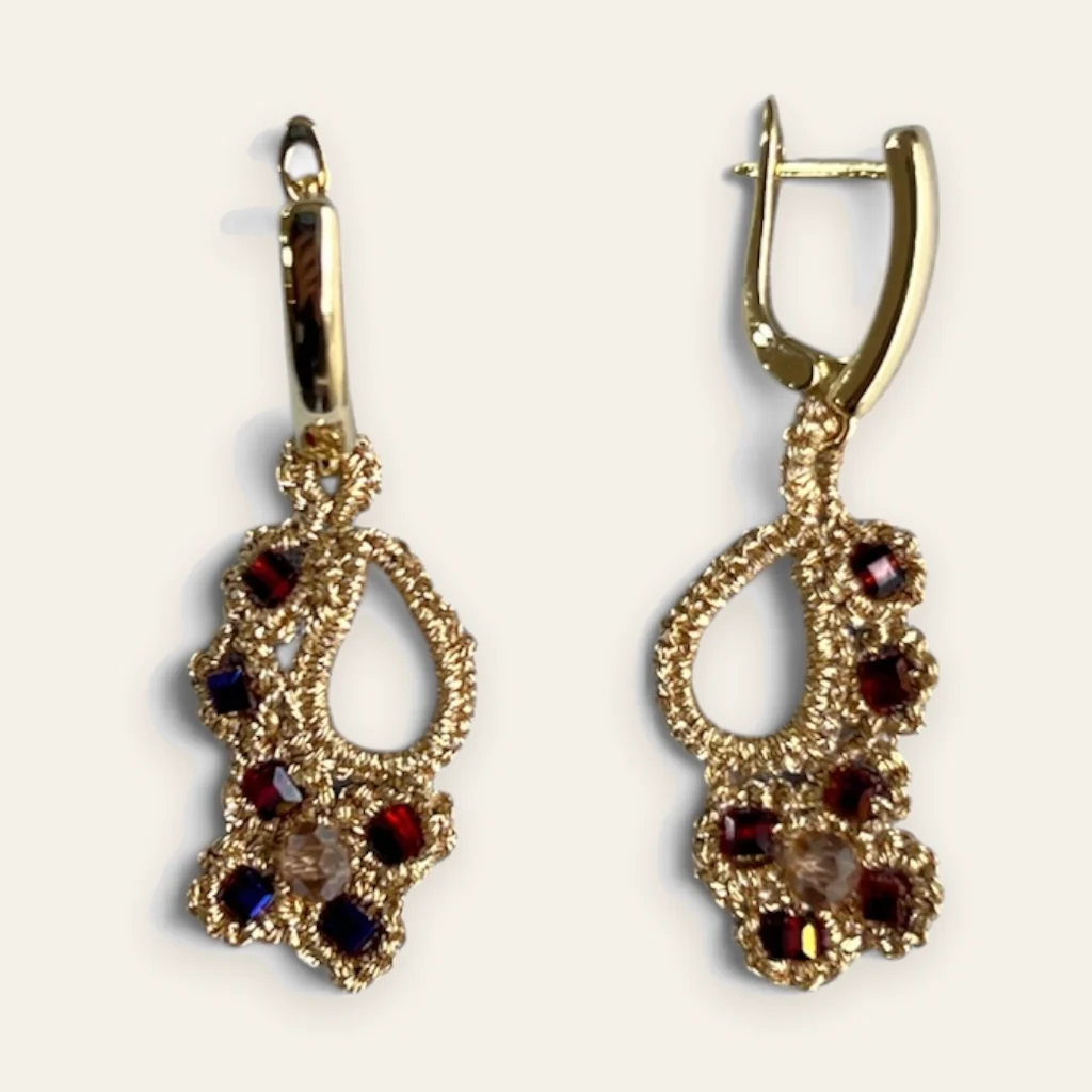 Aros Encaje de Granate: aros medianos de encaje frivolité tejido a mano en hilo metalizado dorado, con cristal facetado color granate y azul violeta, con cuenta champán central