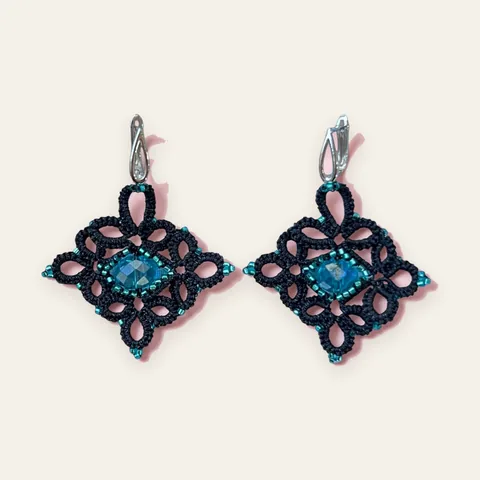 Aros Encaje Turquesa: aros medios de encaje frivolité tejido a mano en hilo negro, con cristal facetado turquesa y mostacillas turquesa