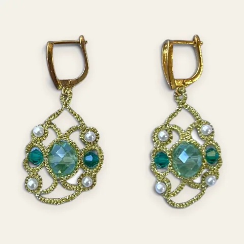 Aros Esmeralda del Sol: aros medios de encaje frivolité tejido a mano en hilo metalizado dorado claro, con cristal facetado verde tornasolado, biconos verde esmeralda y perlas de imitación