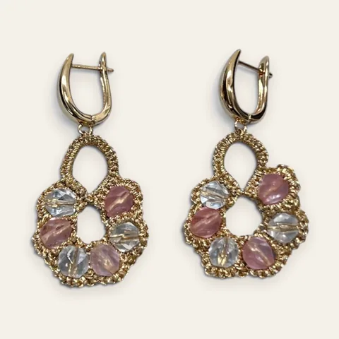 Aros Flor de Amanecer (redondo): aros medianos de encaje frivolité tejido a mano en hilo metalizado dorado claro, con cuentas facetadas rosa translúcido y transparente