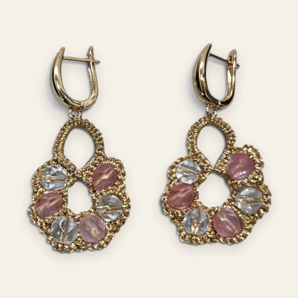 Aros Flor de Amanecer (redondo): aros medianos de encaje frivolité tejido a mano en hilo metalizado dorado claro, con cuentas facetadas rosa translúcido y transparente