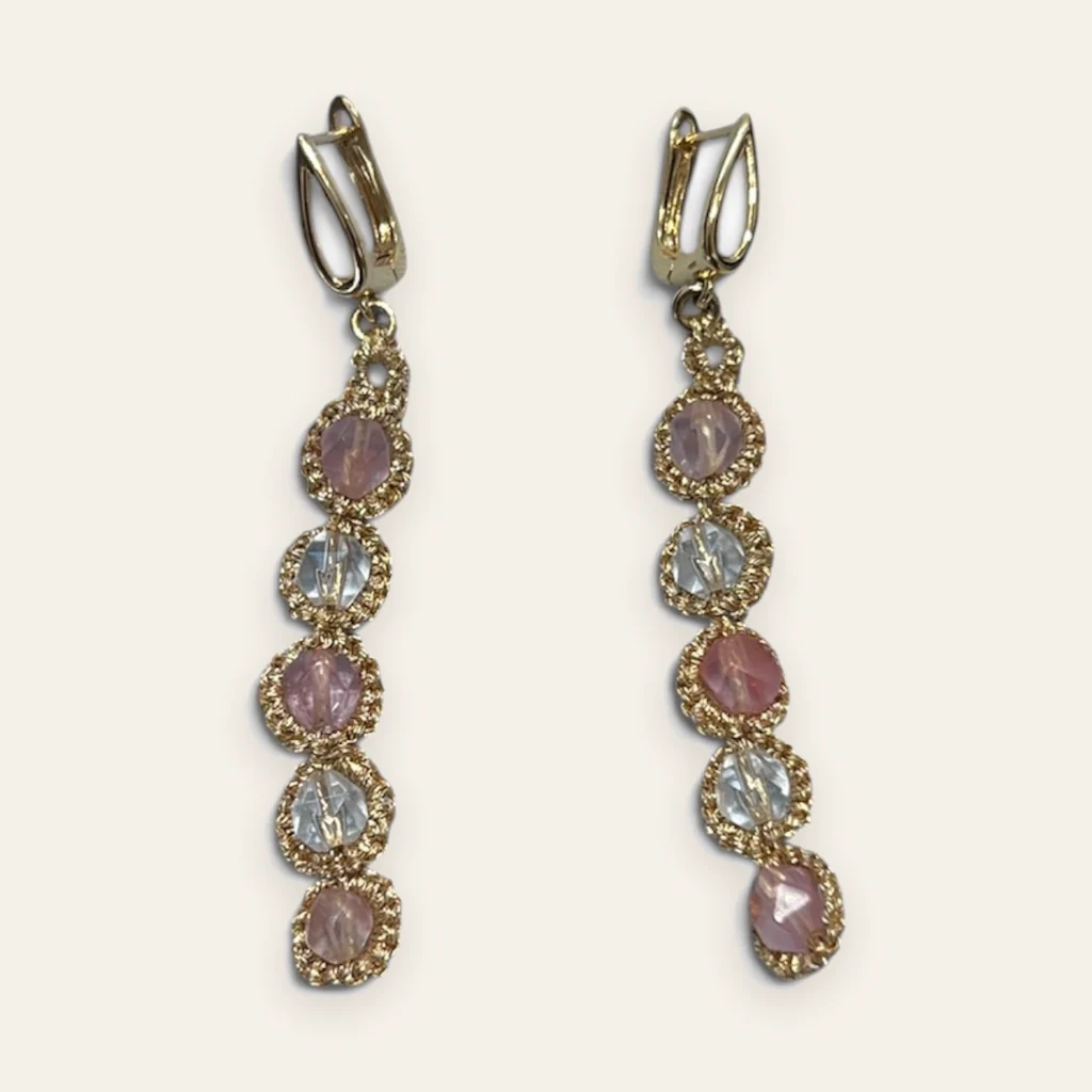 Aros Flor de Amanecer: aros largos de encaje frivolité tejido a mano en hilo metalizado dorado, con cuentas facetadas rosa translúcido y transparente