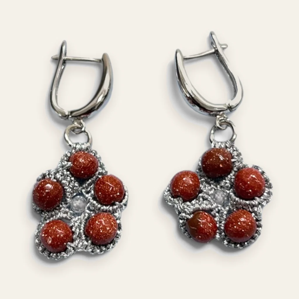 Aros Flor de Cobre: aros cortos de encaje frivolité tejido a mano en hilo metalizado plata envejecida, con cuentas redondas color cobre con brillo chispeado