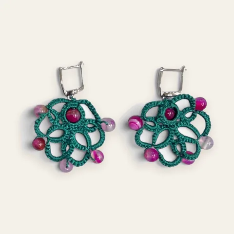 Aros Frutos del Bosque (redondo): aros medianos de encaje frivolité tejido a mano en hilo verde esmeralda oscuro satinado, con cuenta central fucsia frambuesa y cuentas rosa lila veteadas