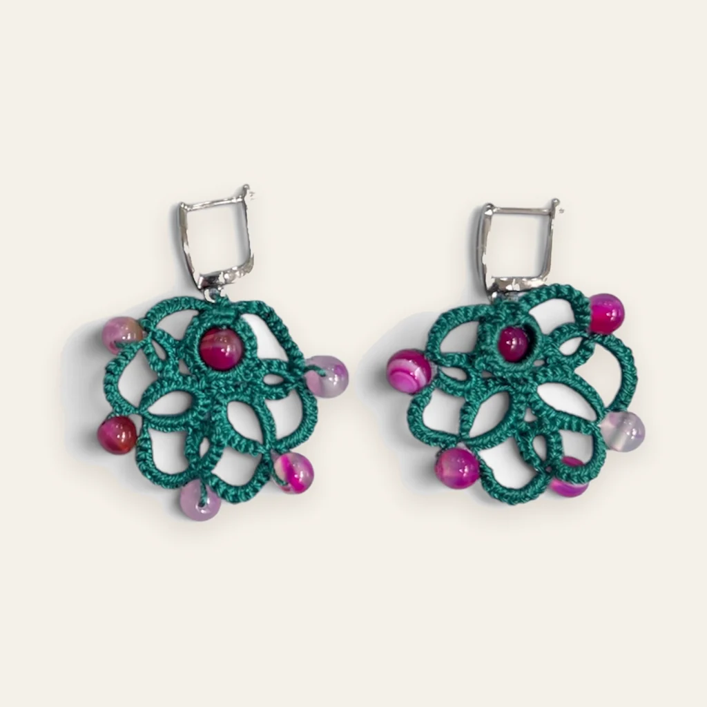 Aros Frutos del Bosque (redondo): aros medianos de encaje frivolité tejido a mano en hilo verde esmeralda oscuro satinado, con cuenta central fucsia frambuesa y cuentas rosa lila veteadas