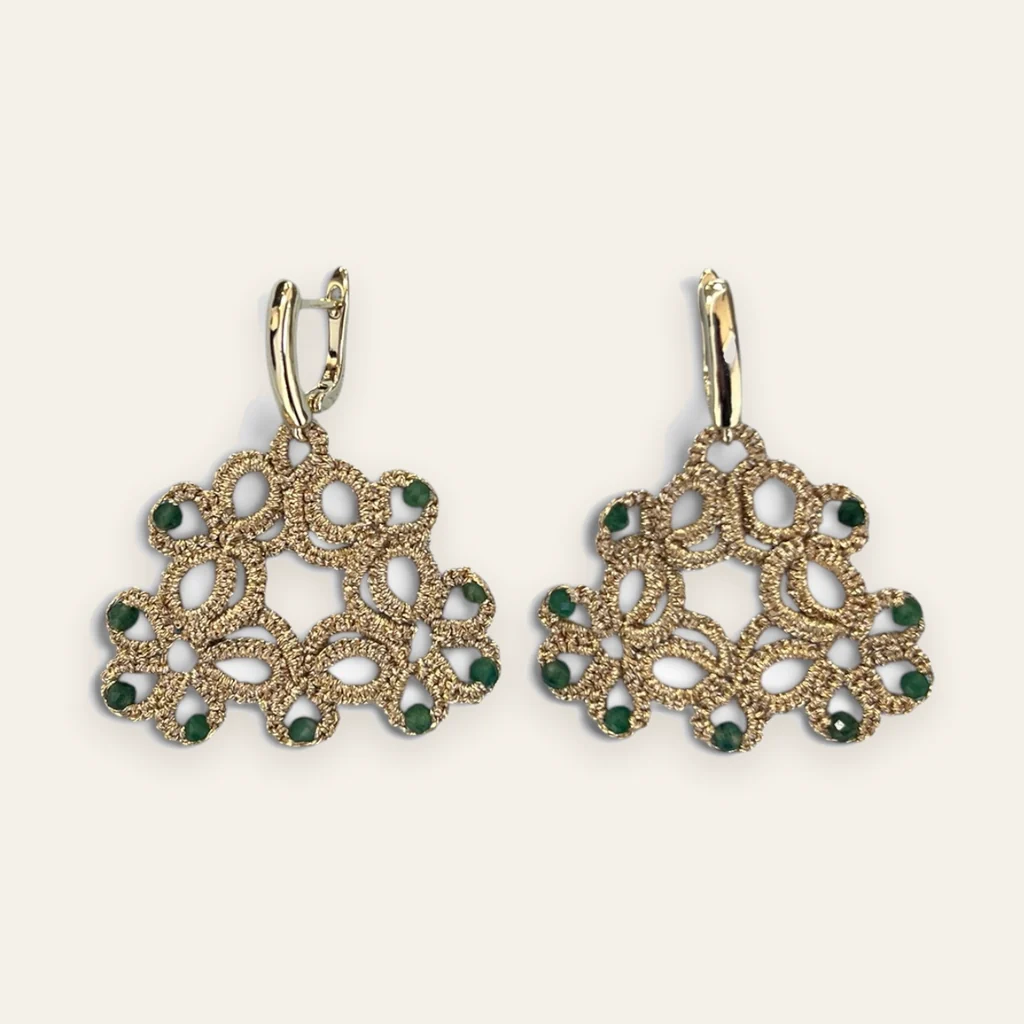 Aros Gota de Esmeralda: aros medios de encaje frivolité tejido a mano en hilo metalizado dorado claro, con cristal facetado verde esmeralda
