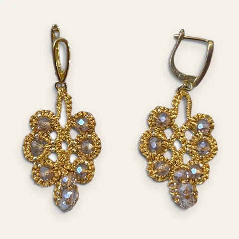 Aros Gota de Miel: aros medios de encaje frivolité tejido a mano en hilo metalizado dorado, con cristal facetado color miel y mostacillas doradas