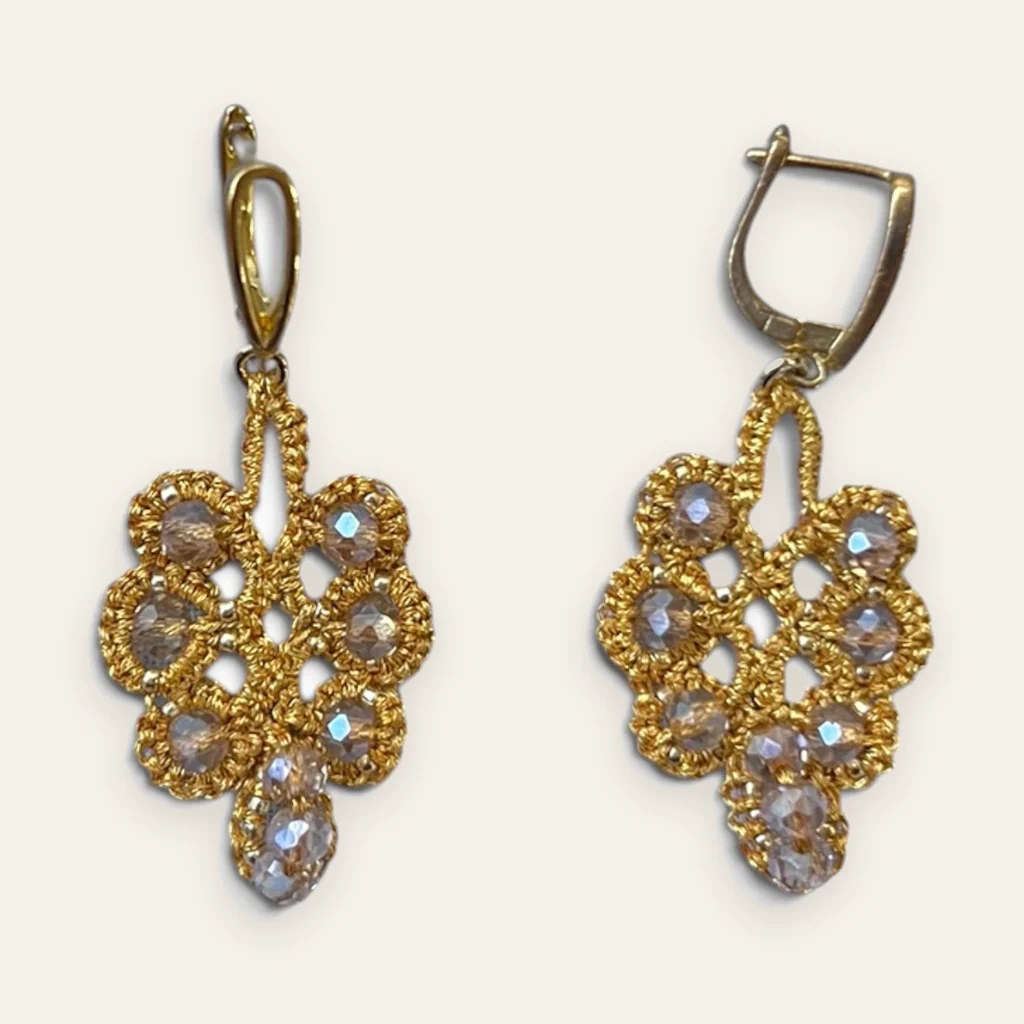 Aros Gota de Miel: aros medios de encaje frivolité tejido a mano en hilo metalizado dorado, con cristal facetado color miel y mostacillas doradas