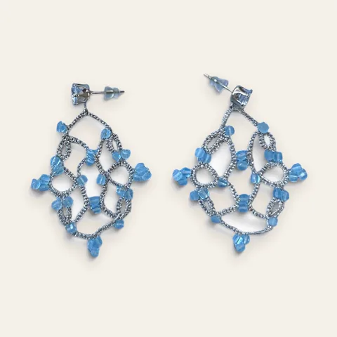 Aros Gotas del Océano: aros largos de encaje frivolité tejido a mano en hilo metalizado plateado, con cristal facetado celeste, transparente y esmerilado