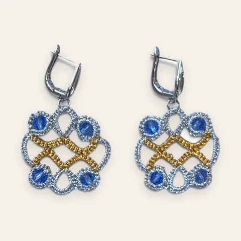 Aros Horizonte Dorado: aros medianos de encaje frivolité tejido a mano en hilo metalizado gris plata combinado con dorado, con cristal facetado azul