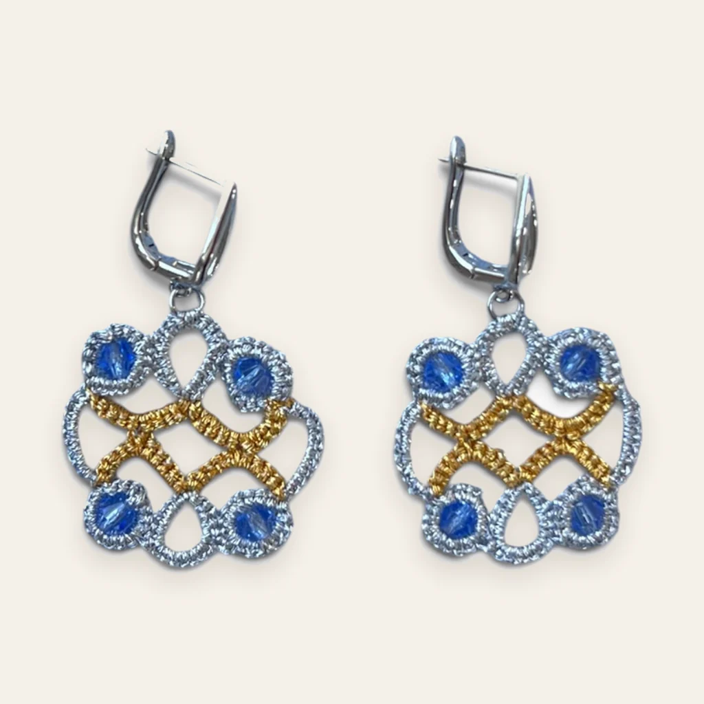 Aros Horizonte Dorado: aros medianos de encaje frivolité tejido a mano en hilo metalizado gris plata combinado con dorado, con cristal facetado azul