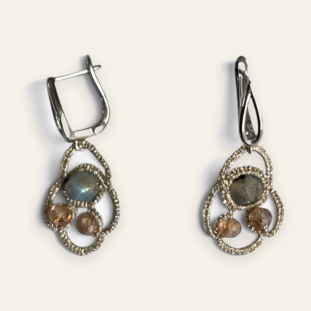 Aros Jardín de Niebla: aros medios de encaje frivolité tejido a mano en hilo metalizado plateado champán, con piedra facetada gris humo y cristal facetado color durazno