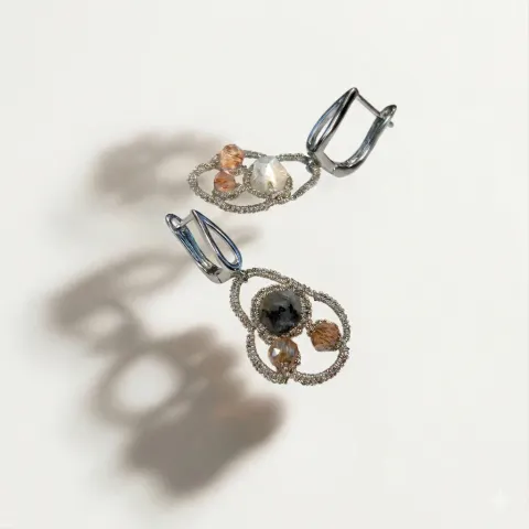 Aros Labradorita Plata de encaje frivolité plateado con labradorita y cristales, sobre fondo claro