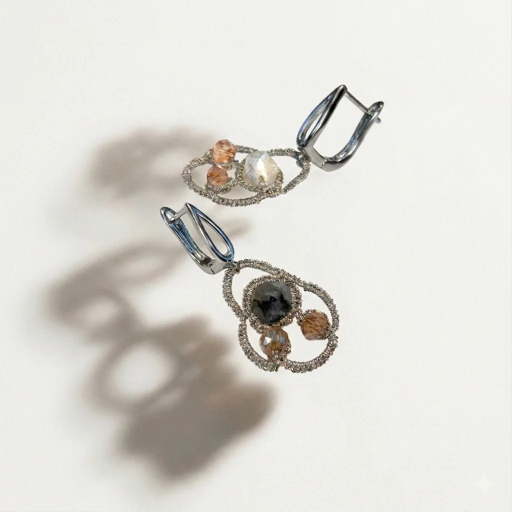 Aros Labradorita Plata de encaje frivolité plateado con labradorita y cristales, sobre fondo claro