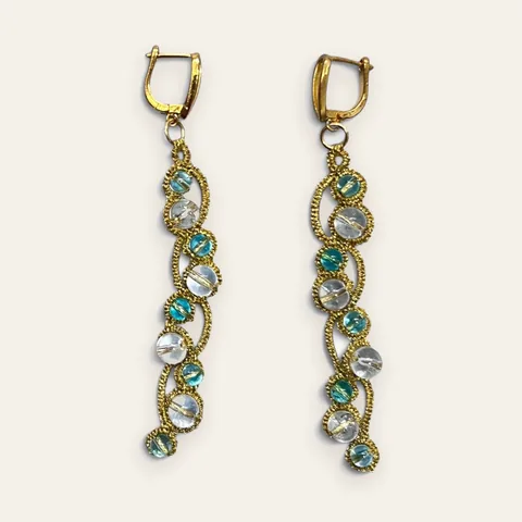 Aros Laguna Dorada (largos): aros largos de encaje frivolité tejido a mano en hilo metalizado dorado oliva, con esferas de vidrio transparente y cuentas turquesa