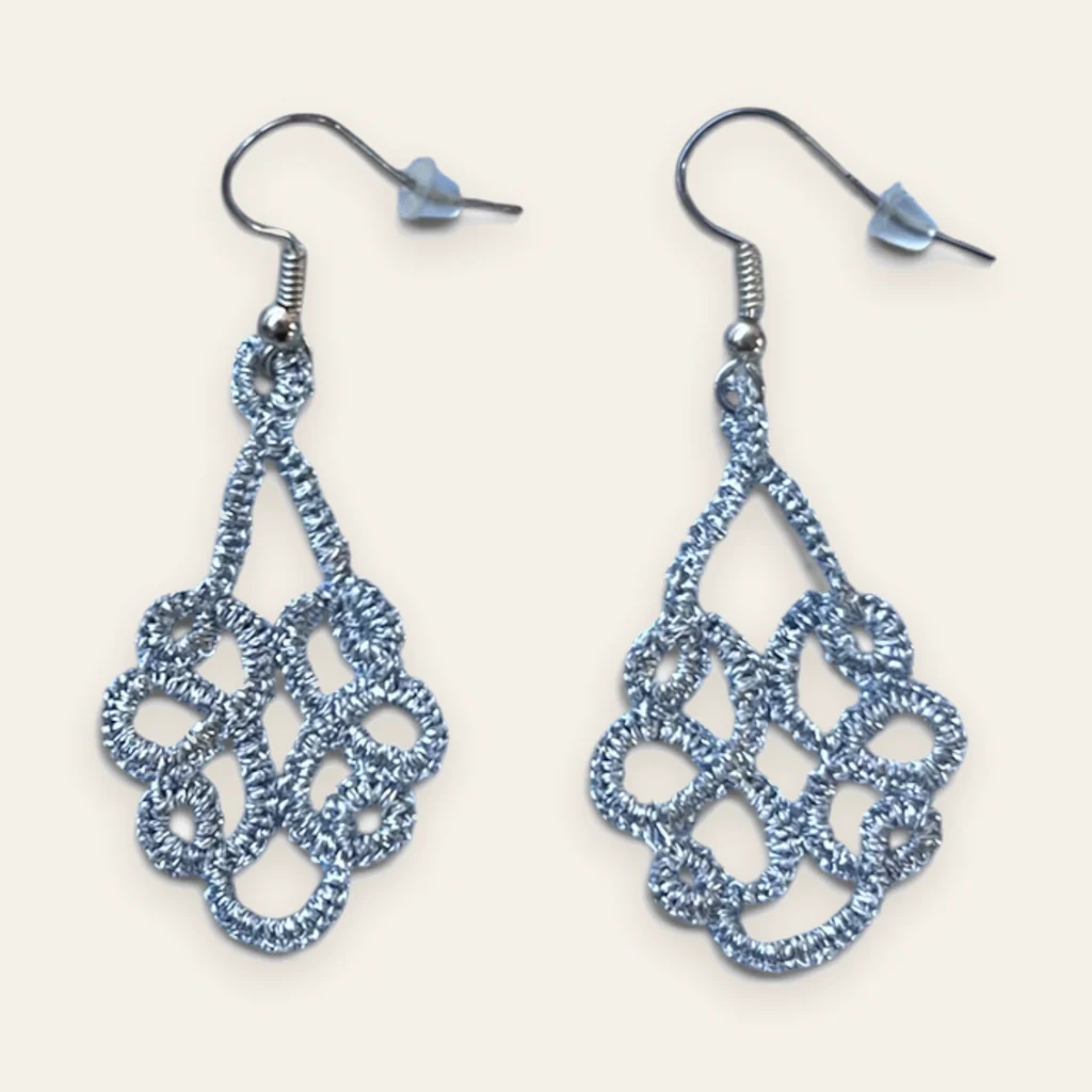 Aros Lluvia de Plata: aros largos de encaje frivolité tejido a mano en hilo metalizado plateado con reflejo celeste, con sin cuentas: encaje puro