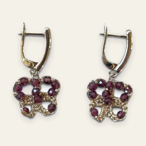 Aros Mariposa Granate: aros cortos de encaje frivolité tejido a mano en hilo metalizado dorado, con cristal facetado color granate