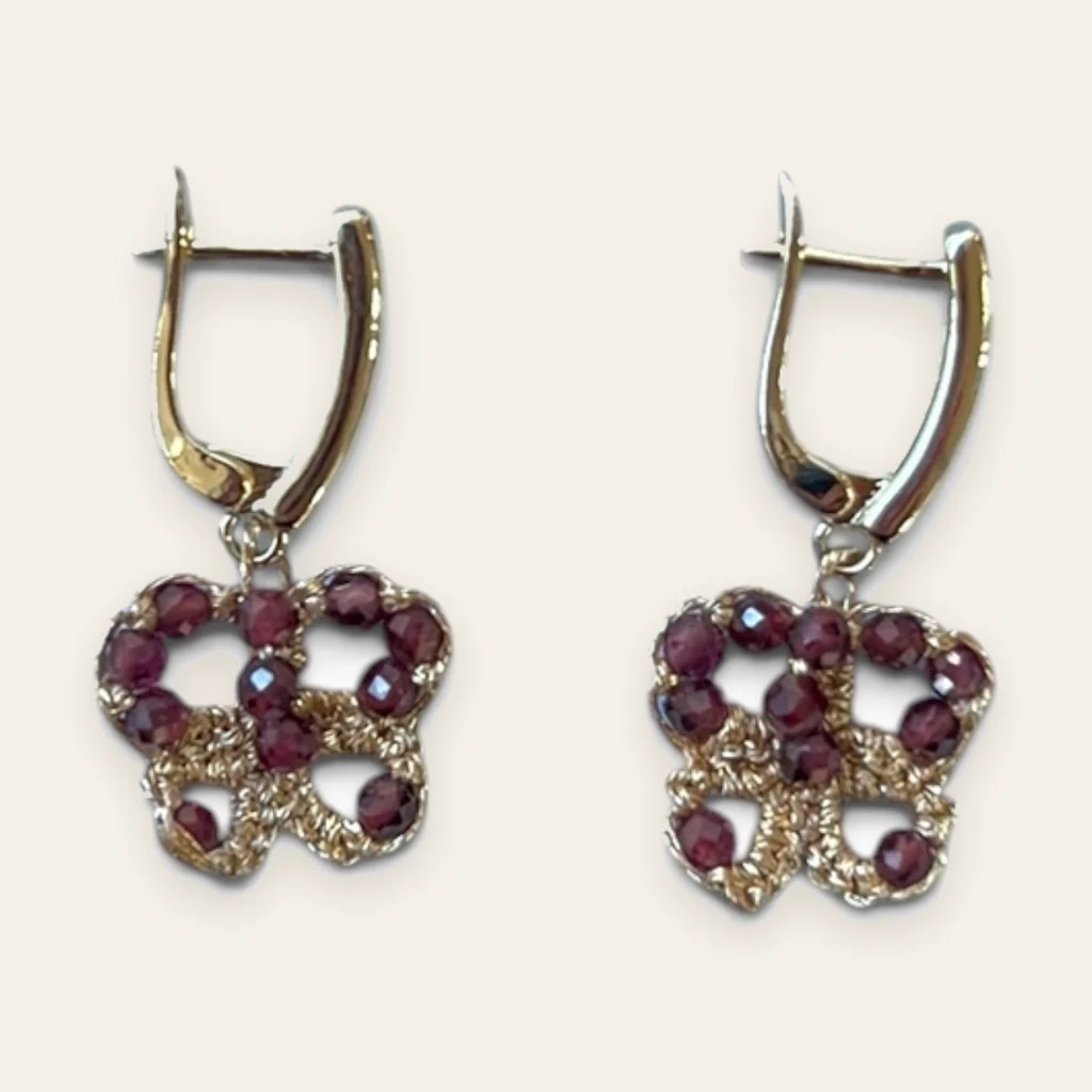 Aros Mariposa Granate: aros cortos de encaje frivolité tejido a mano en hilo metalizado dorado, con cristal facetado color granate