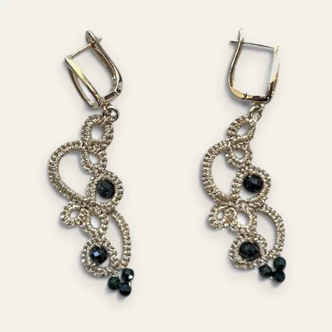 Aros Ónix Dorado (cortos): aros cortos de encaje frivolité tejido a mano en hilo metalizado dorado champán, con cristal facetado negro