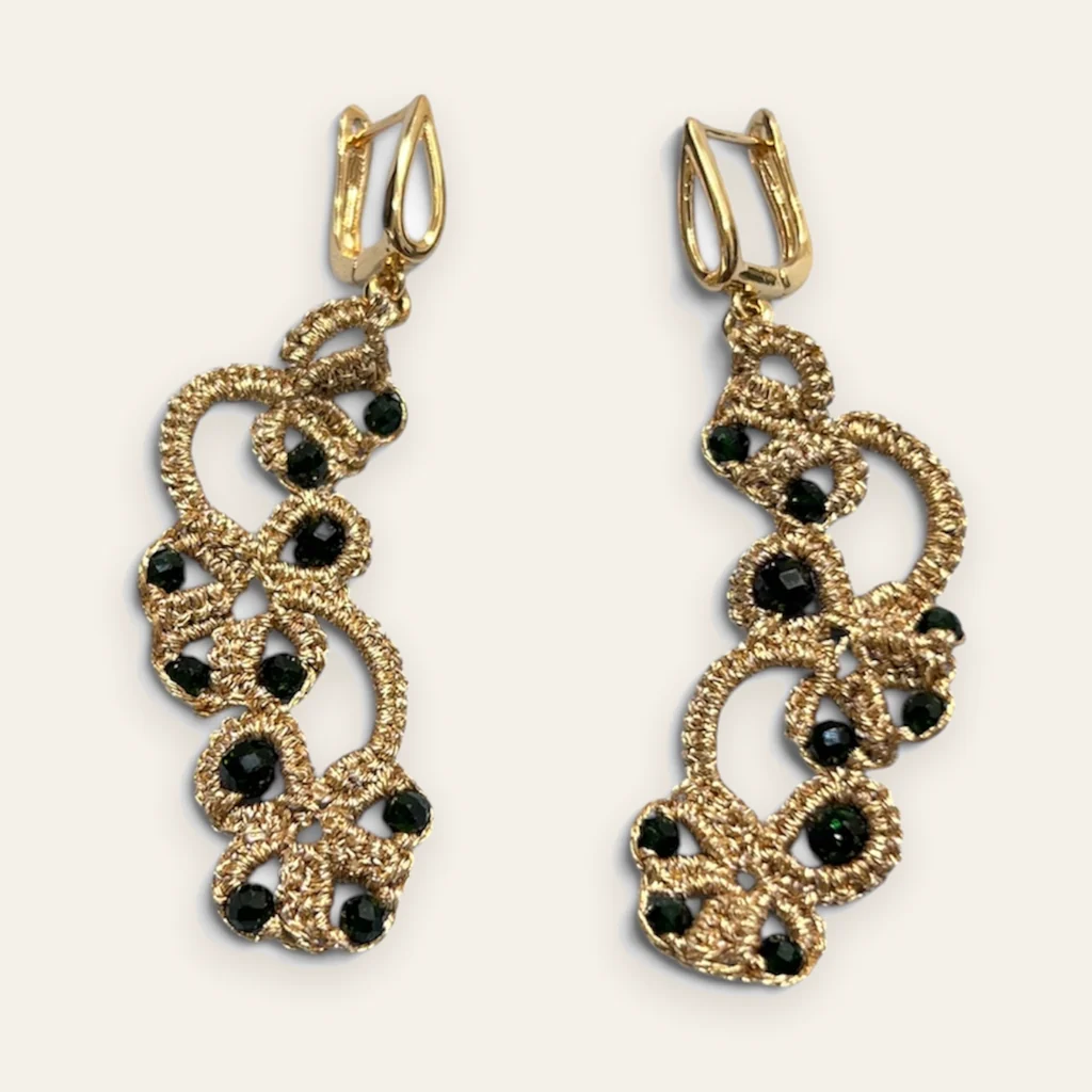 Aros Ónix Dorado (largos): aros largos de encaje frivolité tejido a mano en hilo metalizado dorado, con cristal facetado negro