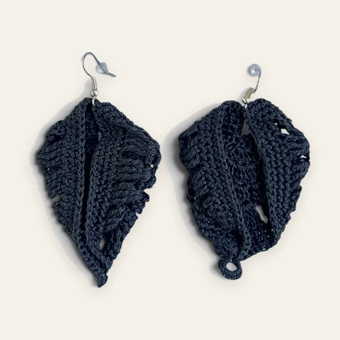 Aros Origami: aros largos de encaje frivolité tejido a mano en hilo negro mate, con sin cuentas: tejido denso