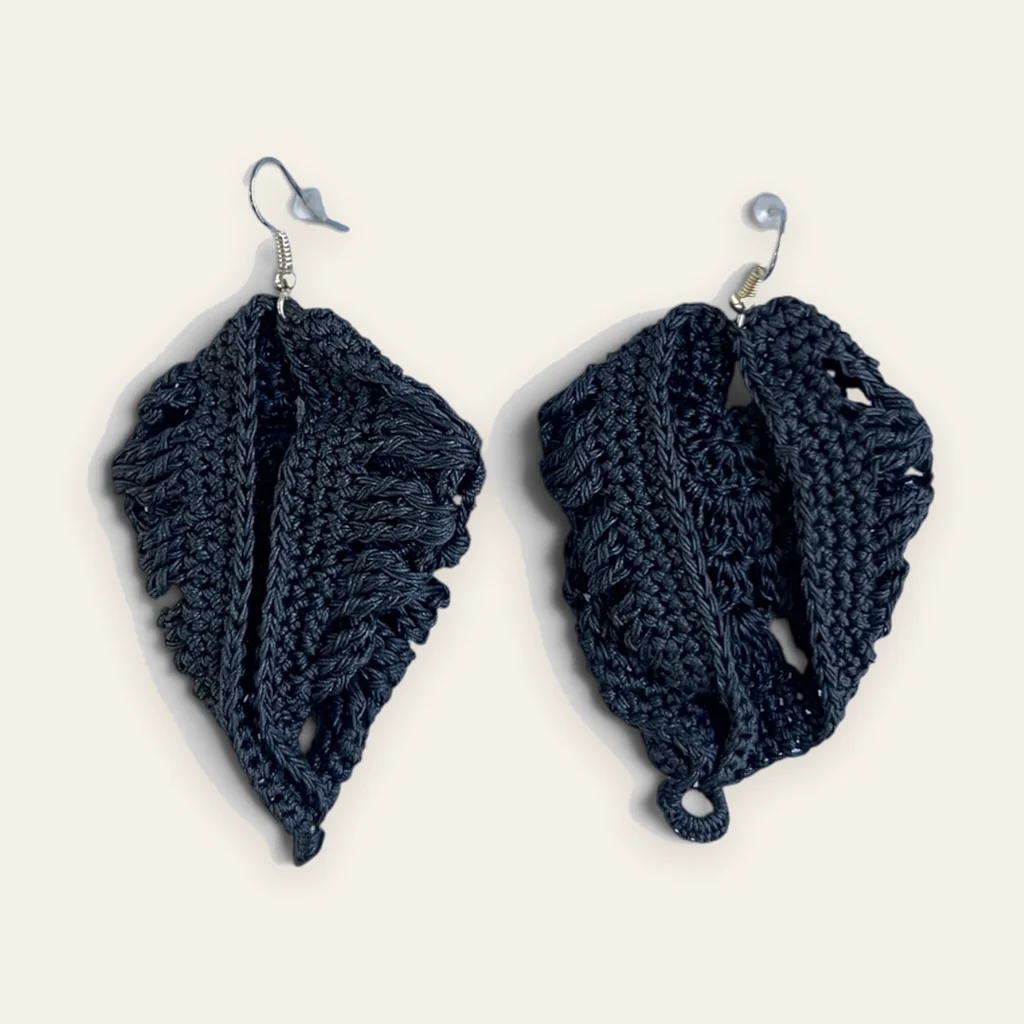 Aros Origami: aros largos de encaje frivolité tejido a mano en hilo negro mate, con sin cuentas: tejido denso