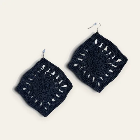 Aros Rombo negro: aros grandes de encaje frivolité tejido a mano en hilo negro con leve brillo, con sin cuentas: todo el motivo es tejido