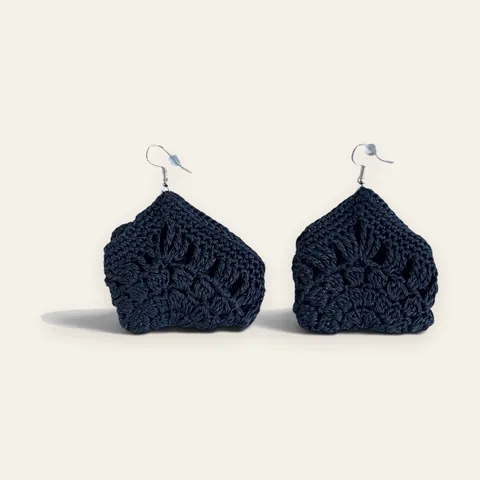 Aros Sobrecitos tejidos: aros grandes de encaje frivolité tejido a mano en hilo negro con leve brillo, con sin cuentas: todo el motivo es tejido