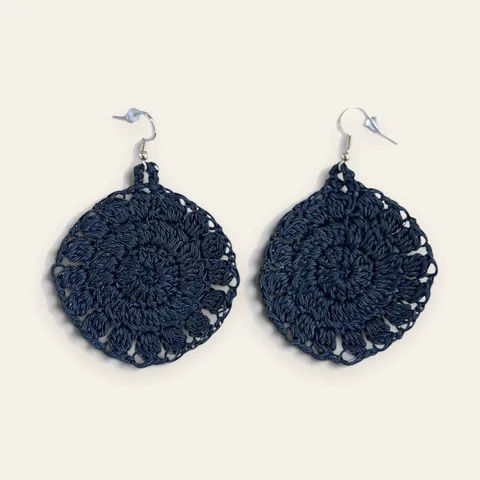 Aros Telaraña de la noche: aros grandes de encaje frivolité tejido a mano en hilo azul noche con leve brillo, con sin cuentas: todo el motivo es tejido