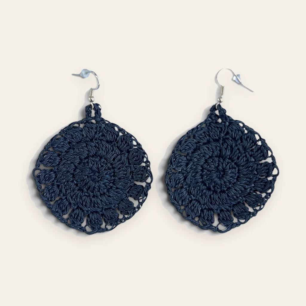 Aros Telaraña de la noche: aros grandes de encaje frivolité tejido a mano en hilo azul noche con leve brillo, con sin cuentas: todo el motivo es tejido