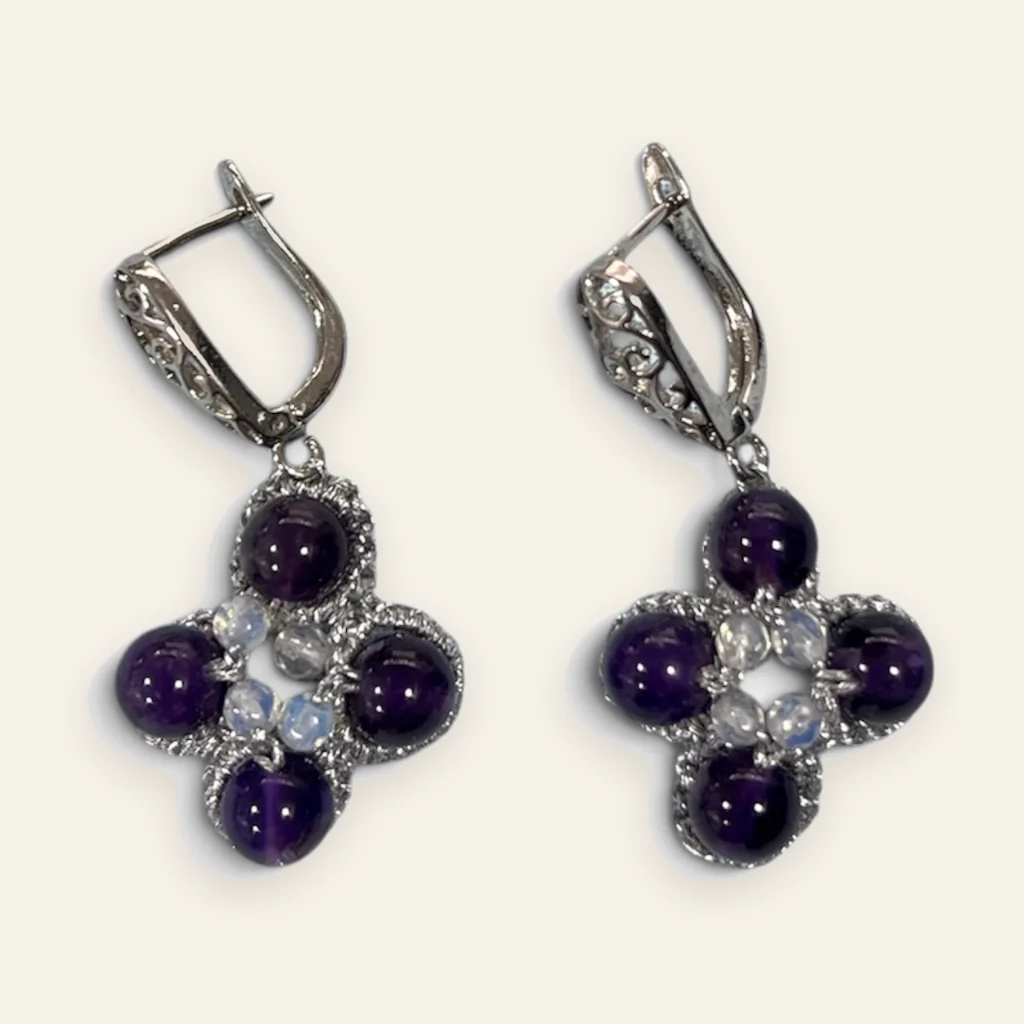 Aros Violeta de Plata: aros medios de encaje frivolité tejido a mano en hilo metalizado plateado, con esferas color violeta oscuro y cuentas facetadas color lechoso