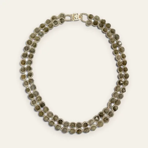 Collar Camino de Piedras (dos filas): gargantilla de dos filas de encaje frivolité tejido a mano en hilo metalizado plata champán, con piedras facetadas gris verdoso ahumado