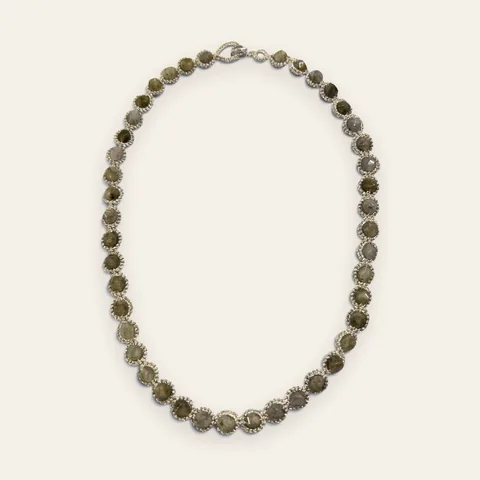Collar Camino de Piedras (una fila): gargantilla de encaje frivolité tejido a mano en hilo metalizado plateado, con piedras facetadas gris verdoso