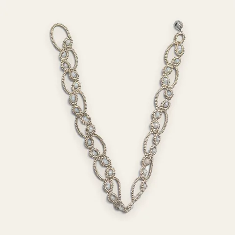 Collar Copo de Nieve: gargantilla de encaje frivolité tejido a mano en hilo metalizado plata champán, con cuentas blancas con reflejo opalino