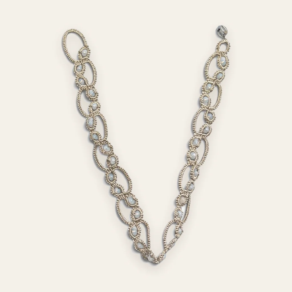 Collar Copo de Nieve: gargantilla de encaje frivolité tejido a mano en hilo metalizado plata champán, con cuentas blancas con reflejo opalino