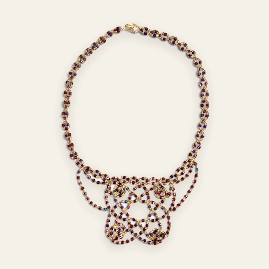 Collar Encaje de Granate: collar con pechera de encaje frivolité tejido a mano en hilo metalizado dorado, con cristal facetado color granate