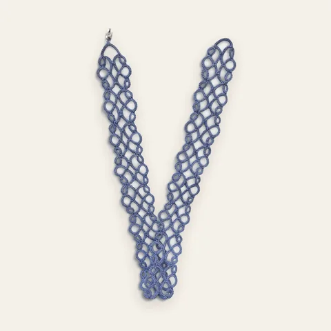 Collar Encaje de Humo: gargantilla ancha de encaje frivolité tejido a mano en hilo azul grisáceo, tono humo, con sin cuentas: encaje puro