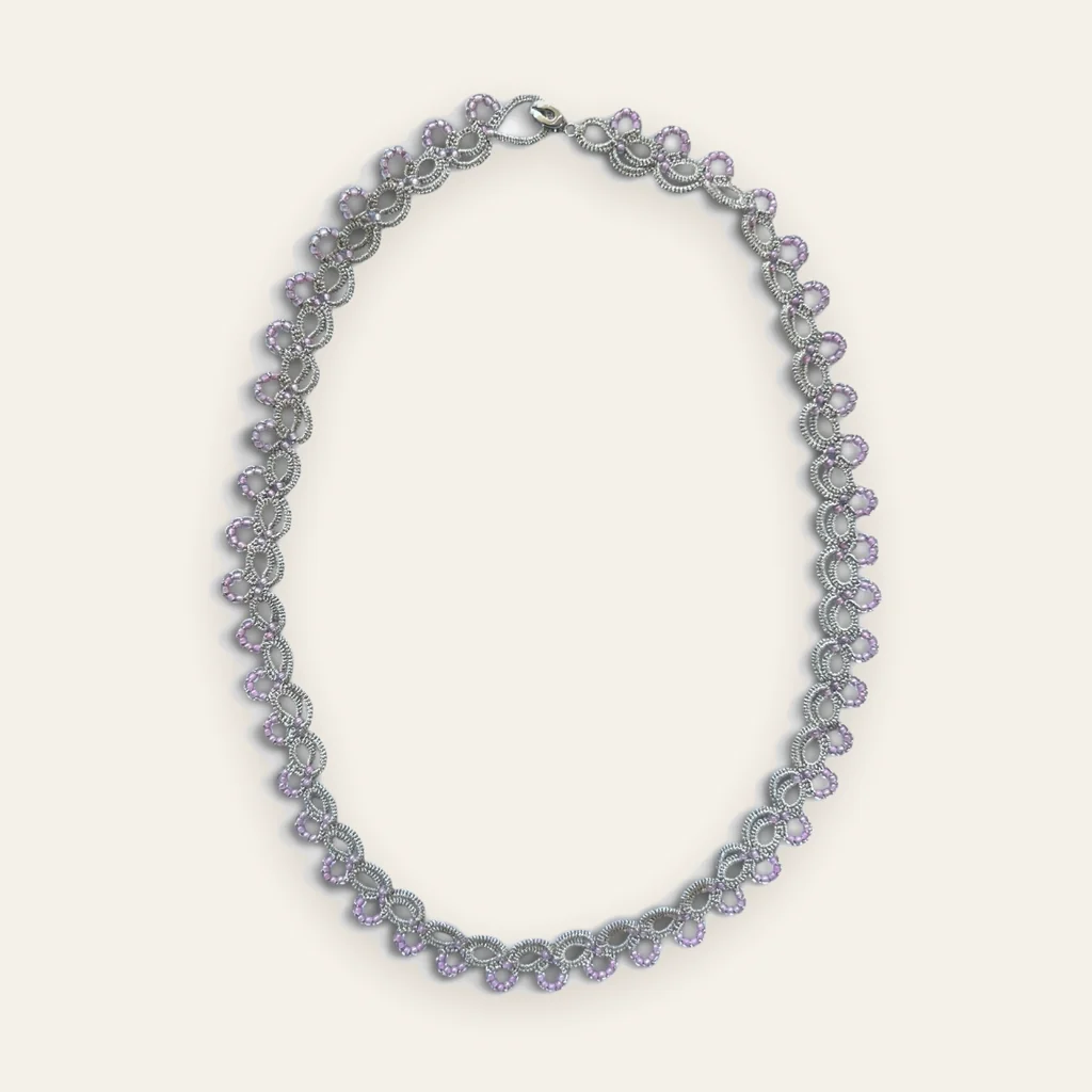 Collar Flor de Almendro: gargantilla de encaje frivolité tejido a mano en hilo metalizado plateado, con mostacillas rosa pálido