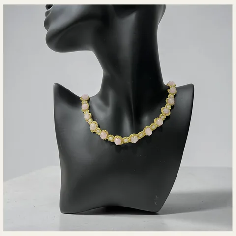 Collar Flor de Amanecer: collar de encaje frivolité tejido a mano en hilo metalizado dorado oliva, con cuentas facetadas rosa pálido y verde claro