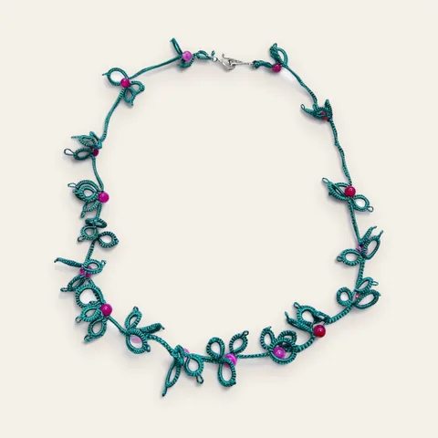 Collar Frutos del Bosque: collar tipo guirnalda de encaje frivolité tejido a mano en hilo verde esmeralda, con cuentas redondas fucsia