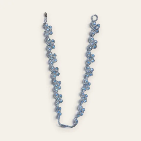 Collar Jardín de Mariposas: gargantilla de encaje frivolité tejido a mano en hilo metalizado plateado, con cuentas opacas color azul celeste