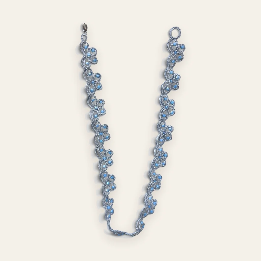 Collar Jardín de Mariposas: gargantilla de encaje frivolité tejido a mano en hilo metalizado plateado, con cuentas opacas color azul celeste