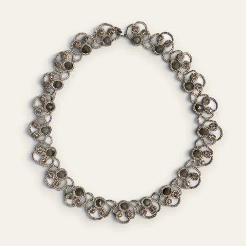 Collar Jardín de Niebla: gargantilla de encaje frivolité tejido a mano en hilo metalizado dorado champán, con piedra facetada gris verdosa y cristales facetados color miel