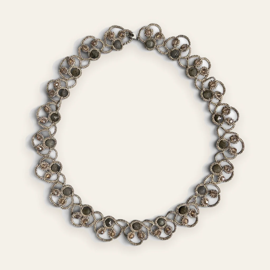 Collar Jardín de Niebla: gargantilla de encaje frivolité tejido a mano en hilo metalizado dorado champán, con piedra facetada gris verdosa y cristales facetados color miel