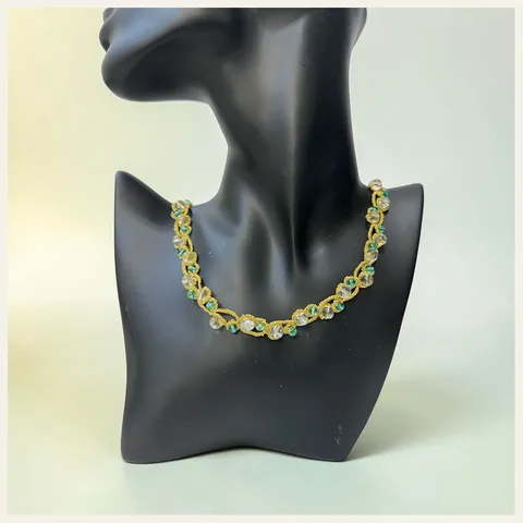 Collar Laguna Dorada: gargantilla de encaje frivolité tejido a mano en hilo metalizado dorado, con cuentas de vidrio transparente y cuentas verdes