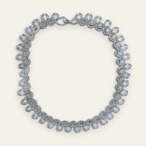 Collar Manto de Nieve: gargantilla de encaje frivolité tejido a mano en hilo metalizado plateado, con mostacillas blancas nacaradas