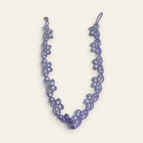 Collar Mariposa de Lavanda: gargantilla de encaje frivolité tejido a mano en hilo lila mate, con cuentas facetadas celeste opal
